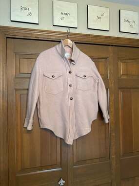 Wilfred Free Aritzia The Ganna Shirt Jacket 100% Merino Wool Shacket in Soft Pin